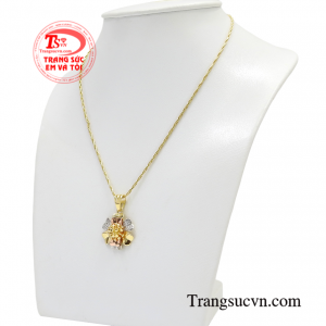 Sản phẩm giúp các cô nàng luôn nổi bật, thu hút ánh nhìn với mọi người xung quanh.