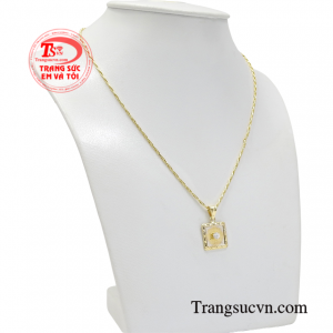 Khi đeo bộ mặt dây này các cô gái sẽ tôn lên nét rạng rỡ, trẻ trung và thanh lịch.