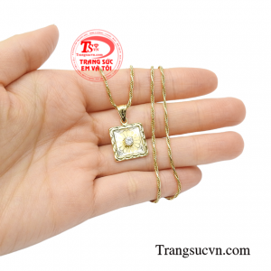 Bộ mặt dây nữ vàng tây đẹp sáng bóng.