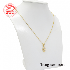 Bộ mặt  dây được thiết kế trên nền chất liệu vàng 18k cao cấp, sáng bóng tôn lên đường nét xinh đẹp của người đeo.