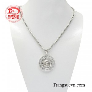 Bộ mặt dây vàng trắng nam tính mang đến vẻ năng động mà hợp thời trang cho phái mạnh.