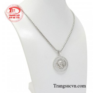 Từng đường nét của sản phẩm mang đến vẻ năng động pha trộn nét mạnh mẽ quyết đoán của một người đàn ông bản lĩnh dám đương đầu với thử thách.