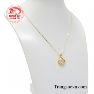 Một bộ trang phục đẹp không thể thiếu một món trang sức xứng tầm và một cô gái đẹp cũng chẳng còn thu hút nếu thiếu đi món trang sức lấp lánh.