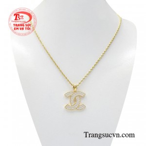 Bộ mặt nữ vàng thời thượng sẽ là lựa chọn tuyệt vời dành cho những cô nàng yêu thích sự cá tính.