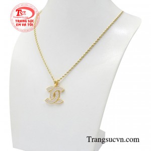 Khi diện bộ trang sức mang đến cảm giác bình yên và vô cùng sành điệu, sang trọng.