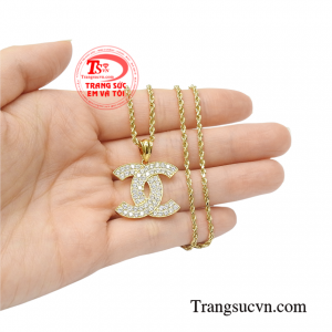 Bộ mặt nữ vàng thời thượng tinh tế.