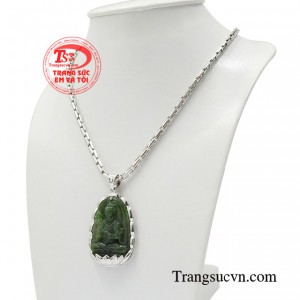 Theo truyền thuyết, toàn thân ngài tỏa ra một nguồn ánh sáng lấp lánh. 