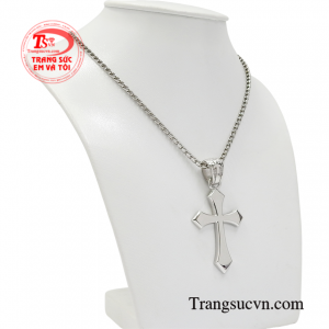 Từng đường nét trên sản phẩm đã được những người thợ kim hoàn chế tác một cách tỉ mỉ, mang đến vẻ năng động và hợp thời trang.
