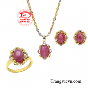 Bộ trang sức ruby sao sang trọng toát lên trên mình một người phụ nữ thông minh, thành đạt sẵn sàng đánh bại các cô gái xinh đẹp bằng sức mạnh trí tuệ.