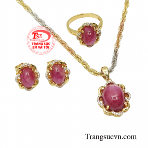 Điều khiến bạn trở nên đặc biệt hơn các cô gái khác nằm chính ở viên ruby sao thiên nhiên đính kết trên bộ trang sức.