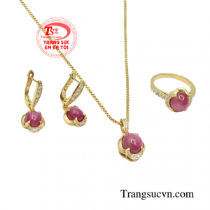 Sản phẩm tôn lên nét quý phái và sang trọng giúp người đeo trở nên thu hút và quyến rũ hơn trước đám đông.