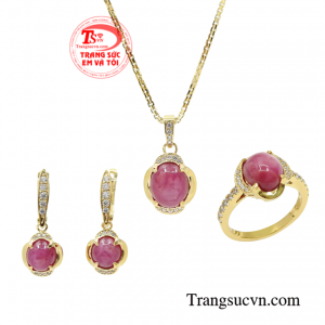 Bộ trang sức ruby sao thời trang thiết kế đẹp, tinh xảo tạo nên một sản phẩm bắt mắt và đầy ấn tượng.