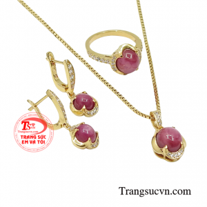 Đeo trang sức gắn đá ruby giúp chiêu tài lộc, đem lại may mắn, mang đến thành công và hưng thịnh.