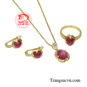 Đặc biệt, người sở hữu bộ trang sức cũng vô cùng xinh đẹp trong mắt người khác bởi khả năng thu hút năng lượng tích cực từ đá ruby sao thiên nhiên.