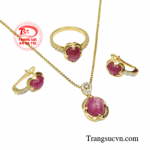 Bộ trang sức ruby sao trang nhã là biểu tượng của sự thông thái, sáng suốt.