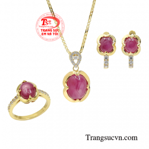 Khi diện món trang sức này bạn thực sự giống như những đóa hoa kiêu sa, thanh lịch luôn tỏa sáng trước đám đông.