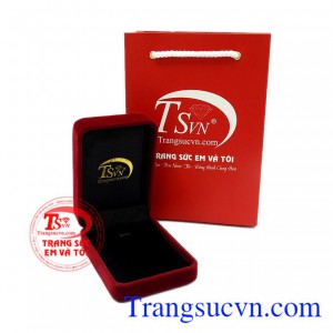 Bộ trang sức vàng hồng thanh tú gợi lên hình ảnh một cô gái hiện đại gây thương nhớ với người đối diện.