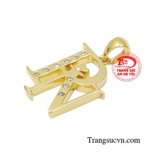 Mặt dây chữ đang là xu hướng trang sức rất được ưa chuộng, mang lại cho người đeo cá tính và phong cách riêng