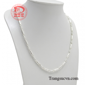 Với chiếc dây chuyền bạc này người đeo có thể dễ dàng kết hợp với nhiều kiểu trang phục, phù hợp với nhiều phong cách thời trang.