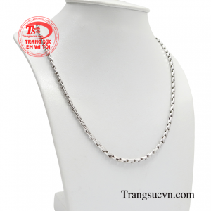 Chiếc dây chuyền này sẽ phù hợp cho những chàng trai yêu thích sự năng động nhưng vẫn giữ được nét sang trọng cho phái mạnh.