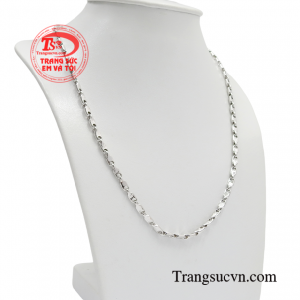 Việc chọn một chiếc dây chuyền nam phù hợp cũng quan trọng không kém trong việc trau chuốt diện mạo của người đàn ông. 