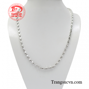 Dây chuyền nam giới phong độ là sự lựa chọn hoàn hảo giúp các quý ông sang trọng hơn. 