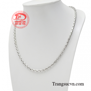  Để giúp sản phẩm càng thêm thu hút và ấn tượng, các người thợ chế tác đã khéo léo trên nền chất liệu vàng trắng.