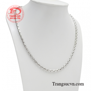 Kiểu dáng nam tính, hợp thời trang giúp người đeo càng thêm tự tin và thể hiện cá tính.