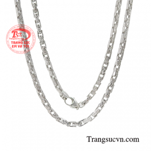 Các chi tiết phay sáng tạo điểm nhấn cho chiếc dây chuyền càng thêm phần thu hút.