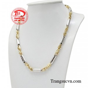 Những người thợ kim hoàn đã khéo léo tạo nên một sản phẩm nam tính, cùng với một chút phong lưu và sự trầm lặng.