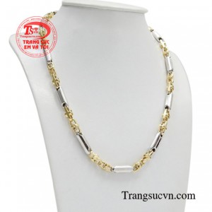 Đeo chiếc dây chuyền vàng này tạo nên hình ảnh một người đàn ông tự tin, mãnh mẽ nhưng cũng đầy ngọt ngào, lãng mạn và lịch thiệp.