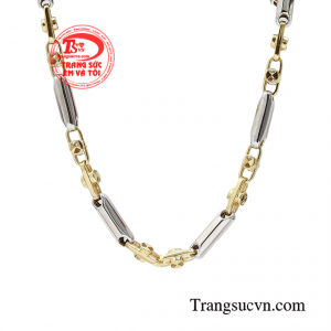 Chiếc dây chuyền ấn tượng hợp với xu hướng hiện nay phù hợp với nhiều trang phục.