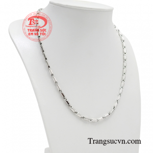 Chiếc dây chuyền này sẽ giúp người đeo trông đầy tự tin. 