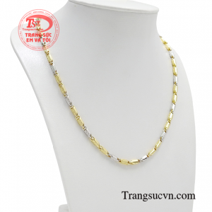 Một chiếc dây chuyền dù là chi tiết rất nhỏ trên bộ trang phục nhưng cũng góp phần không nhỏ cho diện mạo của người đàn ông. 