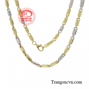 Sản phẩm có thể kết hợp với nhiều kiểu trang phục khác nhau. 