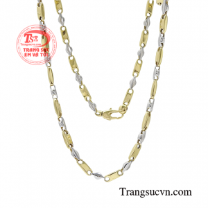 Dây chuyền vàng tây cũng dễ dàng kết hợp cùng nhiều kiểu trang phục và lứa tuổi.
