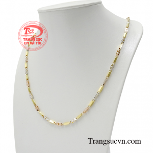 Dây chuyền vàng từ lâu đã được phái mạnh lựa chọn để làm trang sức đeo bên mình giúp tăng thêm vẻ nam tính hợp thời trang.