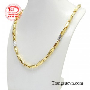 Dây chuyền vàng từ lâu đã được nam giới lựa chọn để làm trang sức đeo bên mình giúp tăng thêm vẻ nam tính, mạnh mẽ và hợp thời trang.