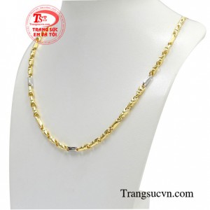 Sản phẩm được chế tác trên chất liệu vàng 10k cao cấp, đường nét tinh xảo tôn lên sự lịch lãm, thời trang và đẳng cấp cho các quý ông