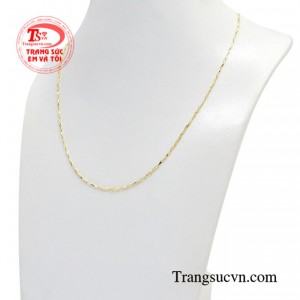 Các cô gái có thể lựa chọn cho mình một món trang sức là dây chuyền vàng để định hình phong cách thời trang mong muốn.