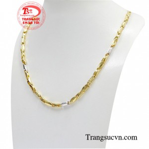 Sản phẩm chế tác trên chất liệu vàng 10k cao cấp, đường nét tinh xảo tôn lên sự lịch lãm, thời trang và đẳng cấp cho các quý ông