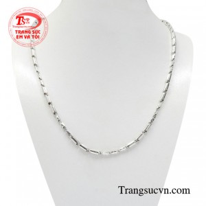 Dây chuyền vàng trắng thành đạt mang phong cách cá tính đậm chất của một người đàn ông lịch lãm, đầy ấn tượng.