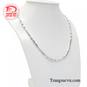 Chiếc dây chuyền tuy đơn giản nhưng lại thể hiện được cả sức mạnh thể chất cũng như ý chí kiên cường của một quý ông.