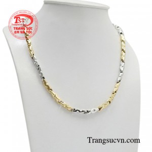 Dây chuyền vàng tây cũng dễ dàng kết hợp cùng nhiều kiểu trang phục và lứa tuổi. 