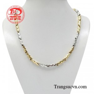 Dây chuyền vàng ưu tú là phụ kiện được ưa chuộng bậc nhất bởi tính thời trang và sang trọng. 