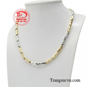 Với thiết kế đơn giản giúp chiếc dây chuyền dễ dàng kết hợp với nhiều kiểu dáng mặt dây khác nhau. 