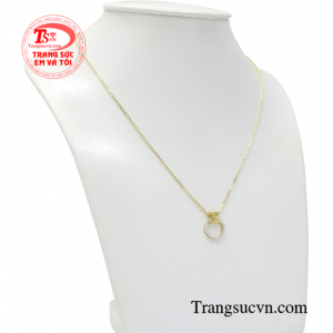 Sản phẩm tôn lên nét thanh lịch, dịu dàng nhưng cũng không kém phần duyên dáng cho các quý cô.