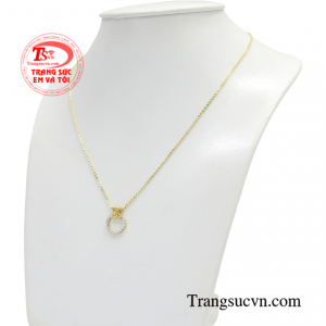 Việc lựa chọn được những sản phẩm phù hợp và toát lên được cá tính luôn là vấn đề đau đầu của phái đẹp.