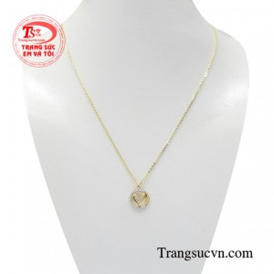 Dây liền mặt trái tim nữ tính là sản phẩm mang phong cách Hàn Quốc được giới trẻ đặc biệt yêu thích.