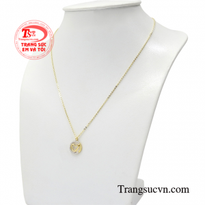 Chiếc dây chuyền này dễ dàng kết hợp với nhiều kiểu trang phục tạo nên phong cách riêng cho phái đẹp.